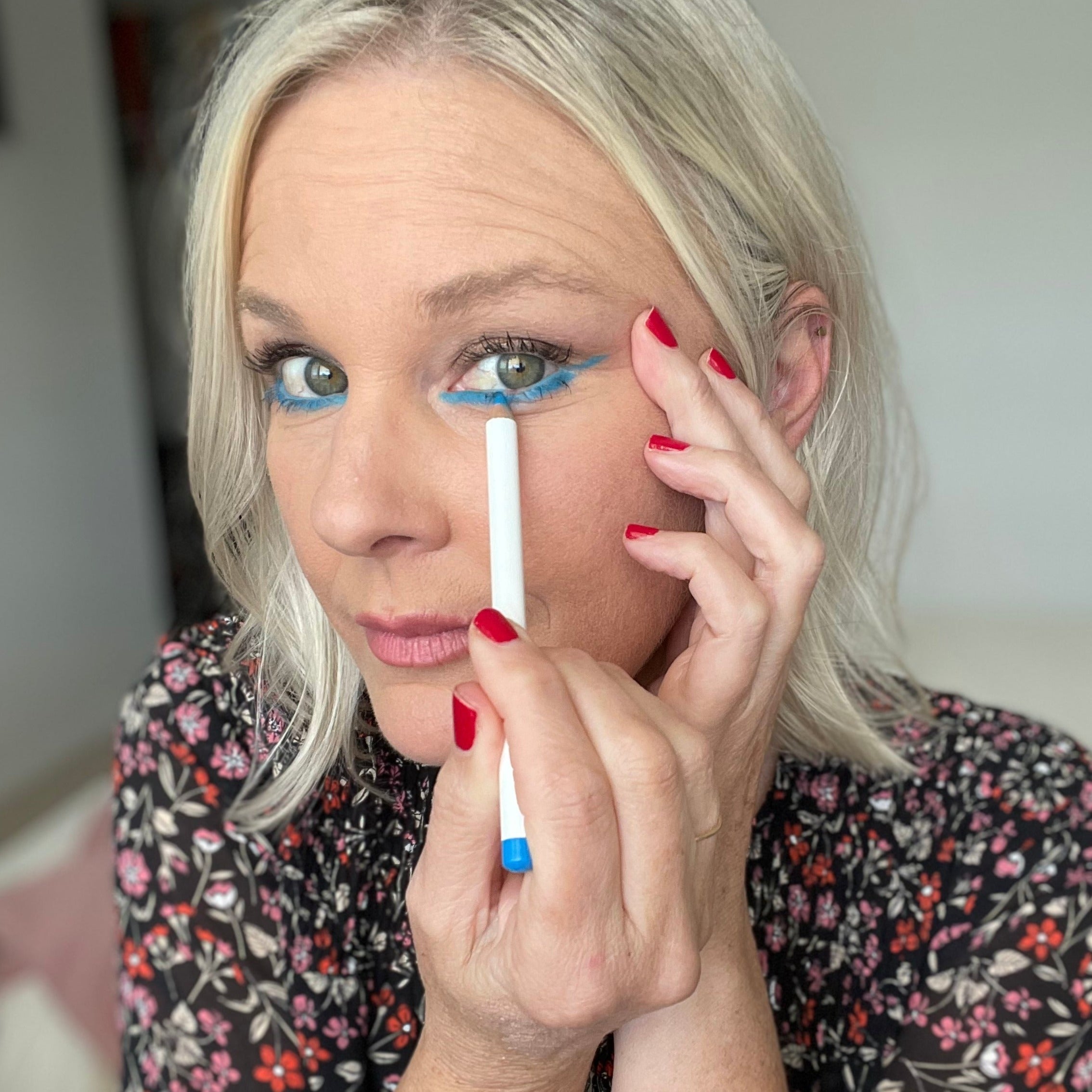 ere perez_eyeliner_bright blue