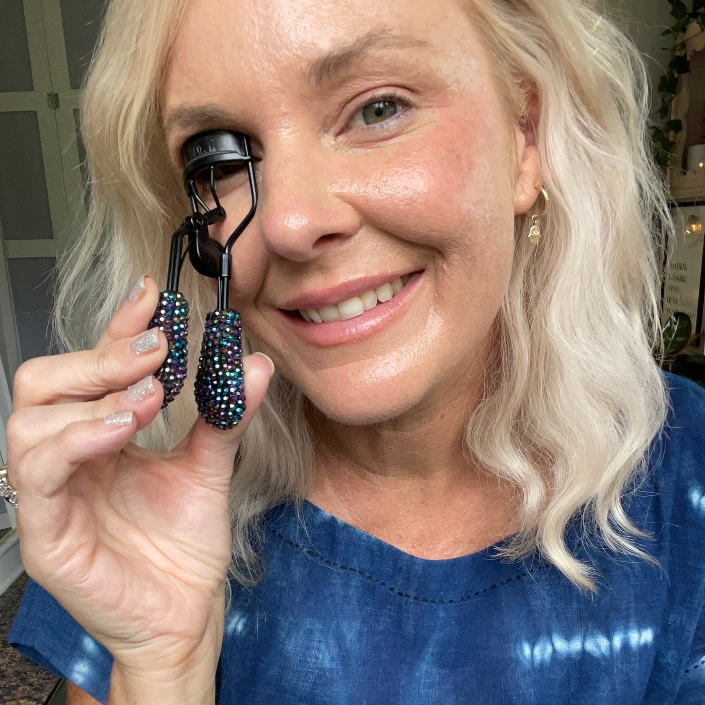 amanda_makeup_weapons_eyelash_curler