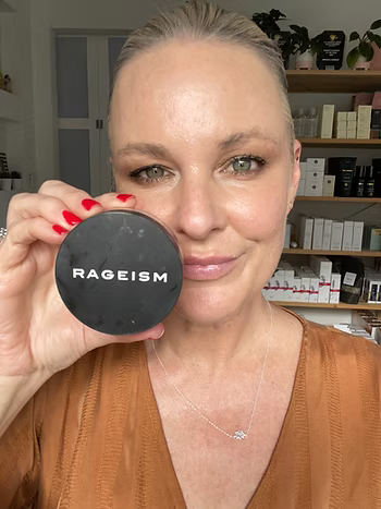 Now I don't normally like powders for mature skin, but ...